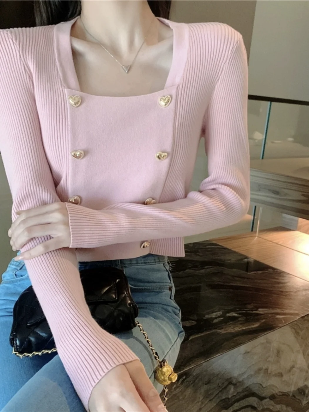 Biały sweter z kwadratowym dekoltem, bazowy, damski, wiosenno-jesienny, mały, francuski styl, dzianinowy, do noszenia pod spód, modny top do pracy.