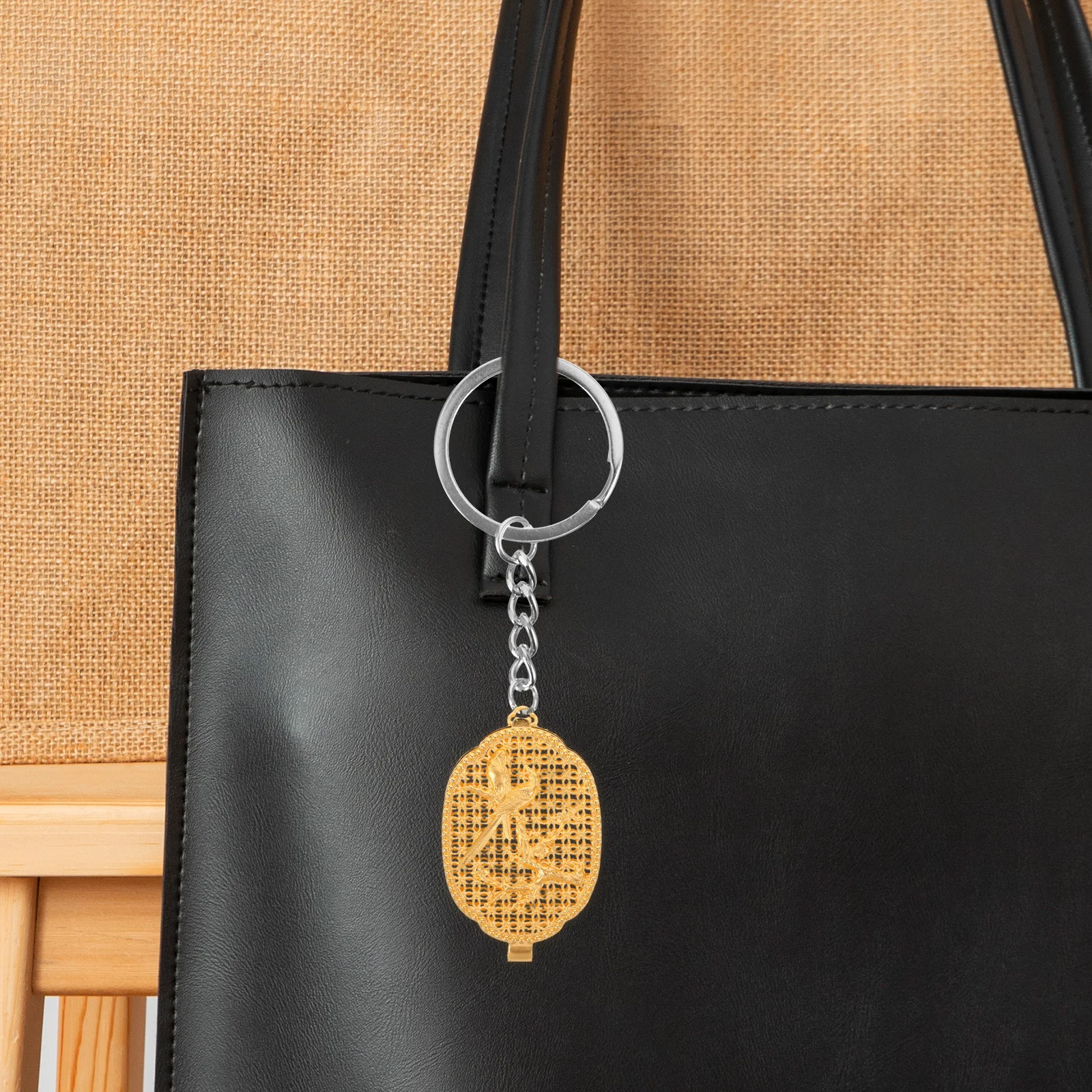 

Essential Oil Diffuser Locket Vintage Hollow-Out Magpie Aromatherapy Pendant for Women Trendy Fashion Fragrance Locket for Daily