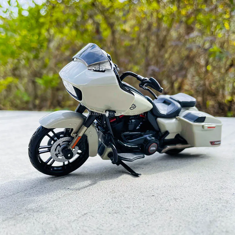 Maisto 1:18 Harley-Davidson Motorcycle 2018 CVO Road Glide Cream White Alloy Motorcycle Model Toy Car Collection