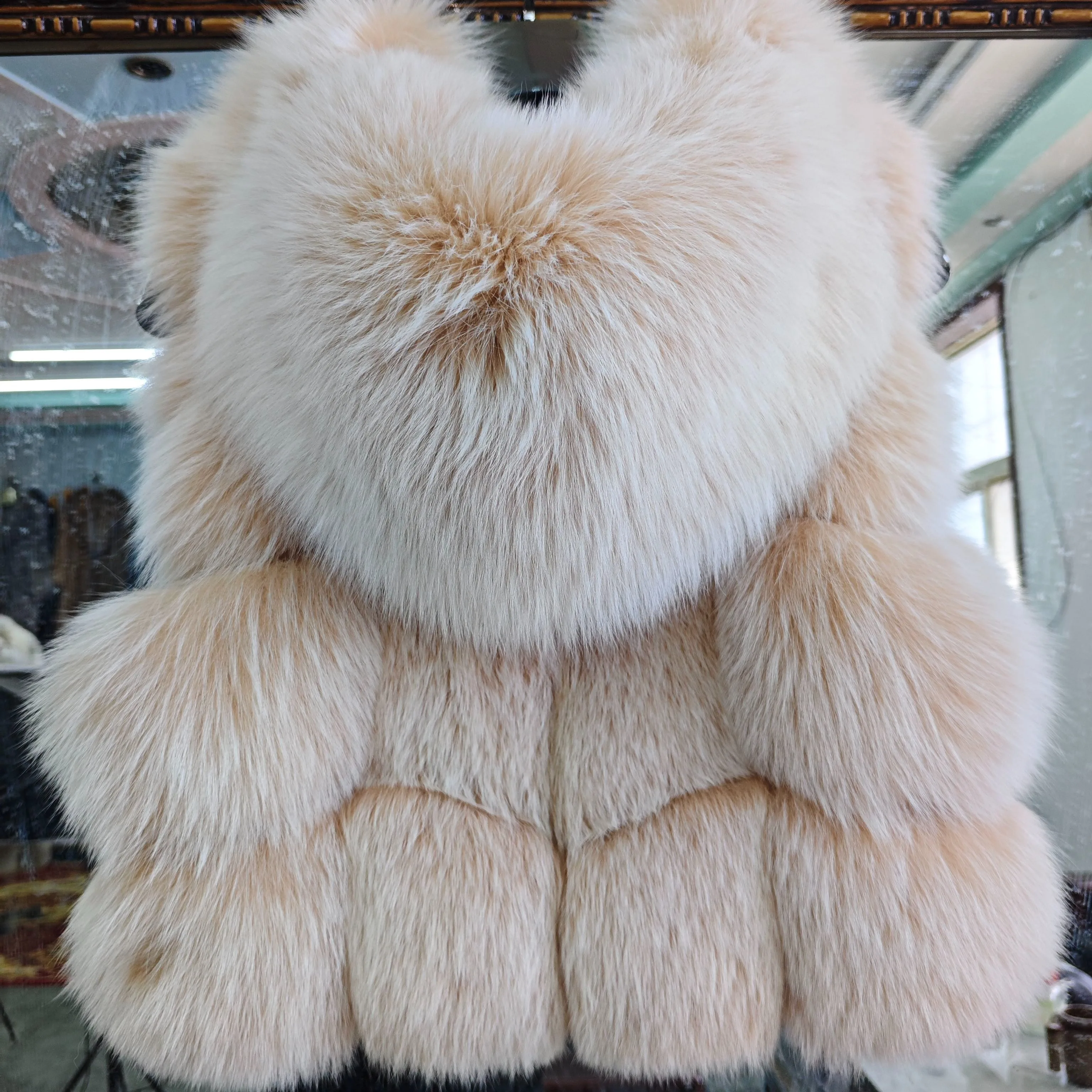 Женский жилет из лисьего меха с капюшоном, короткая верхняя одежда из меха 2025 года, модная и элегантная Женский жилет из лисьего меха с капюшоном, короткая верхняя одежда из меха 2025 года, модная и элегантная