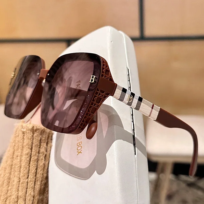 

Women's Polarized Sunglasses Large Frame Light Luxury Plaid Temple High Definition New Letter DS-9906