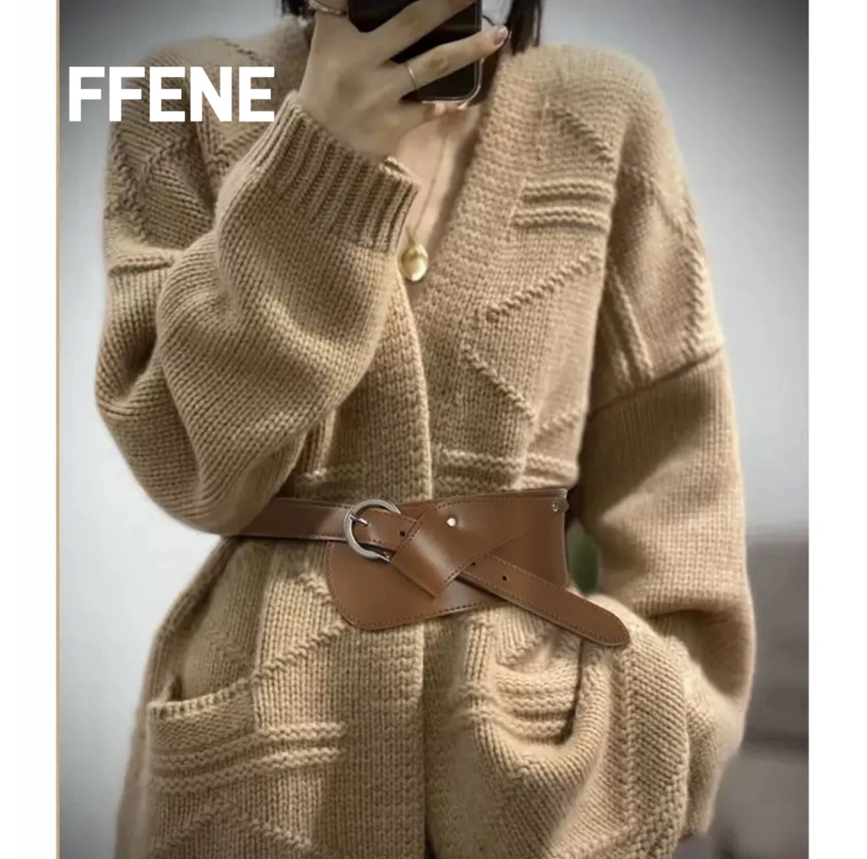 

A luxurious leather belt, an elegant and multifunctional style inspired by vintage fashion, with a European design aesthetic.