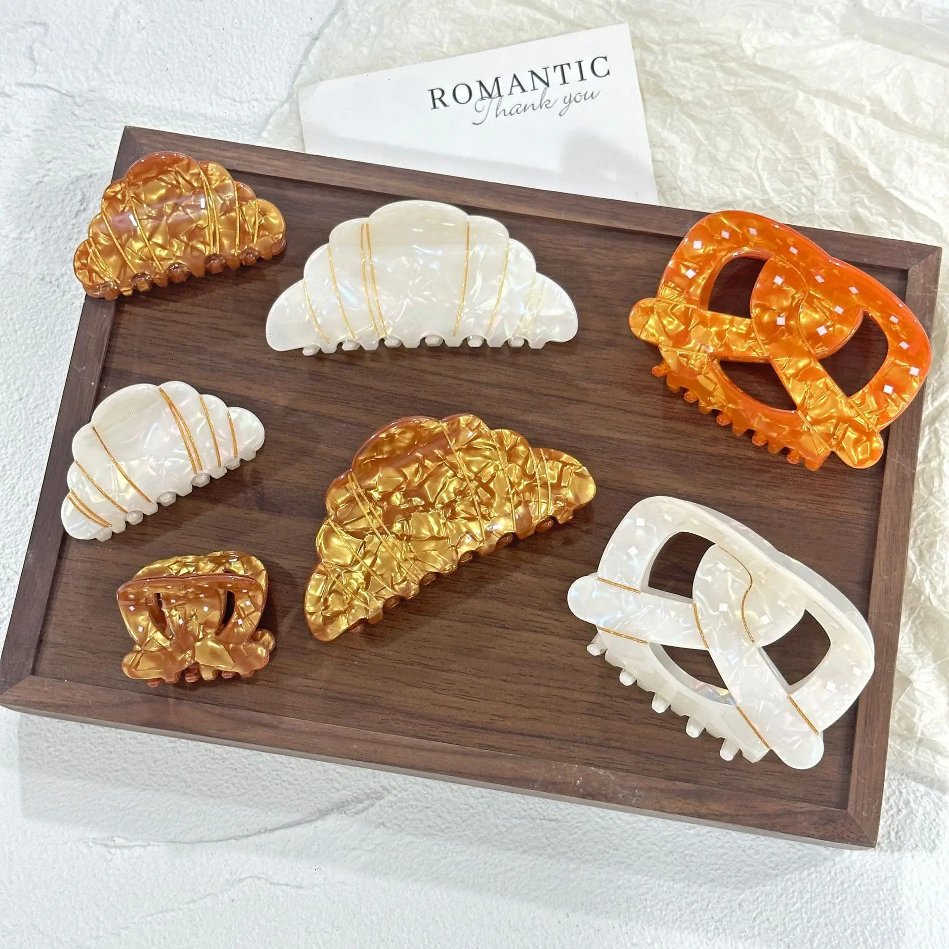 YHJ Croissant Pretzel Pinza para el cabello Estilo clásico Diseño único Pinzas para el cabello acrílicas Accesorios para el cabello para mujeres y niñas