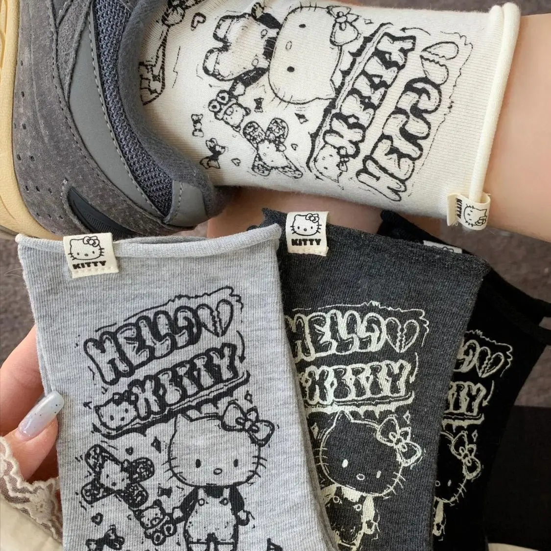 

New Arrival Cute Cartoon Hello Kitty Graffiti Socks, Pure Cotton Breathable Mid-calf Socks for Teens and Adults