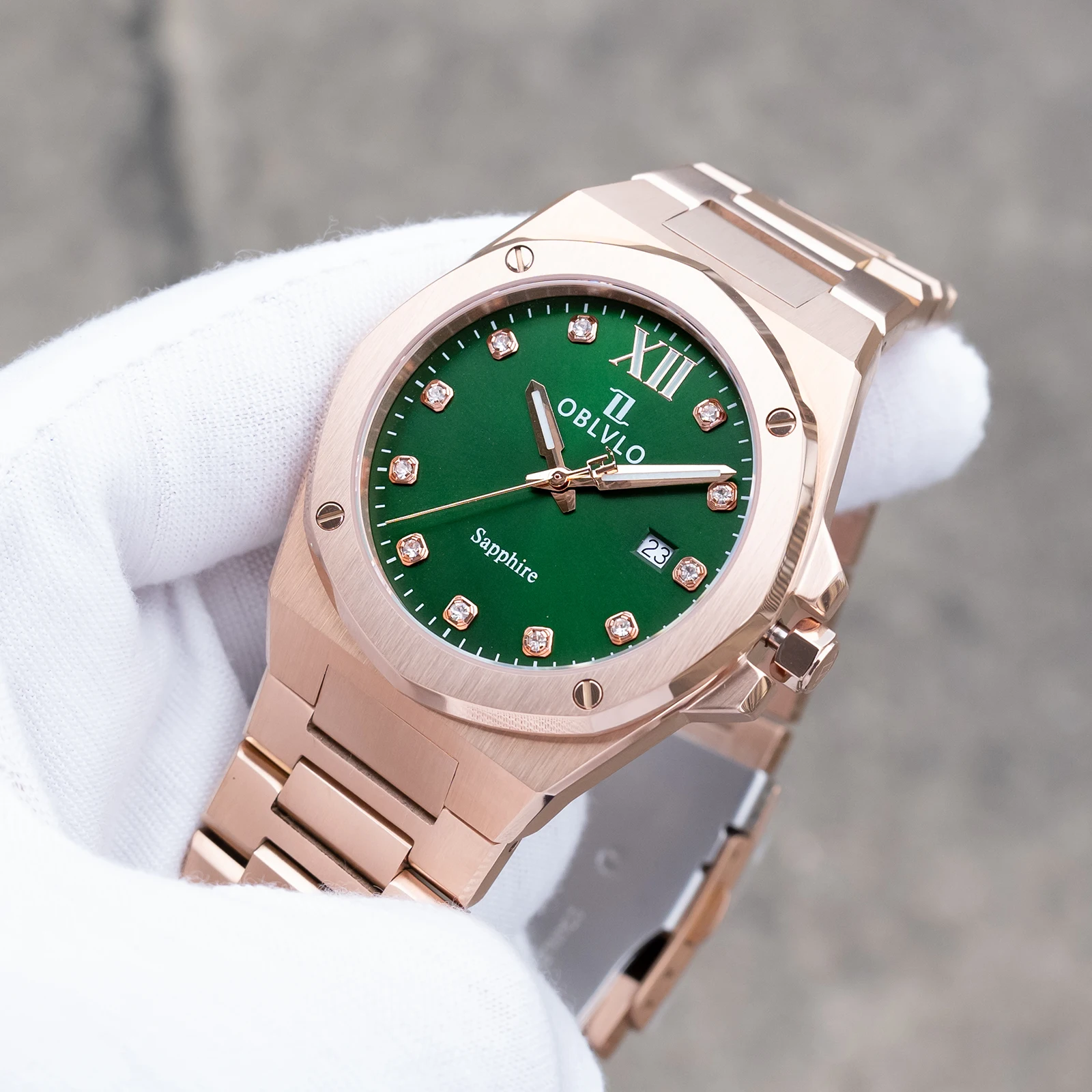 ساعة كوارتز أنيقة للرجال من OBLVLO بسوار بمينا ذهبي وردي وأخضر مع إطار تاريخ أنيق، ساعات عمل للرجال، AWS