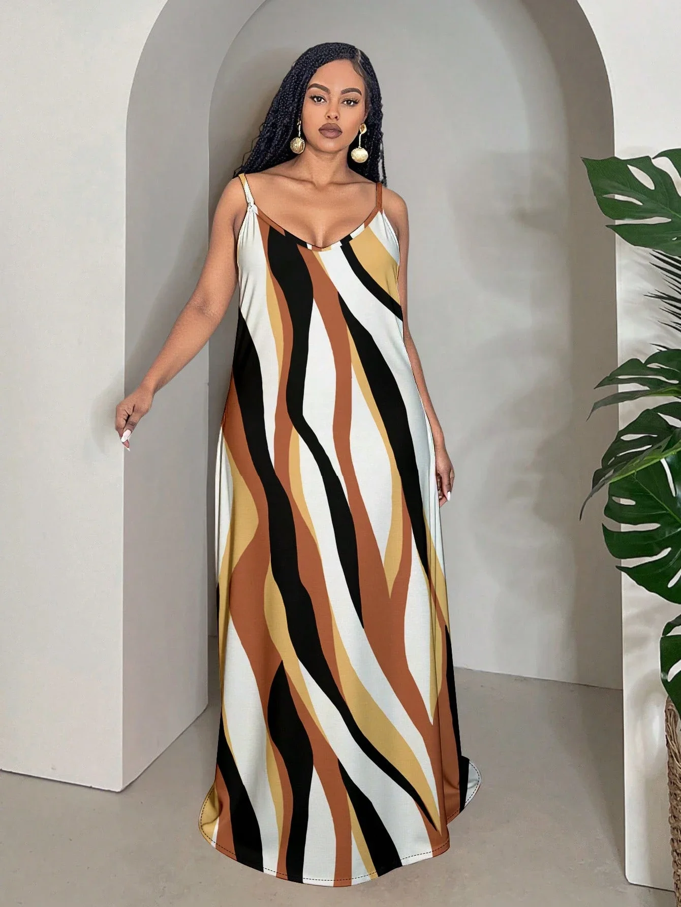 

Летнее повседневное струящееся макси-платье в полоску для отпуска и прогулок