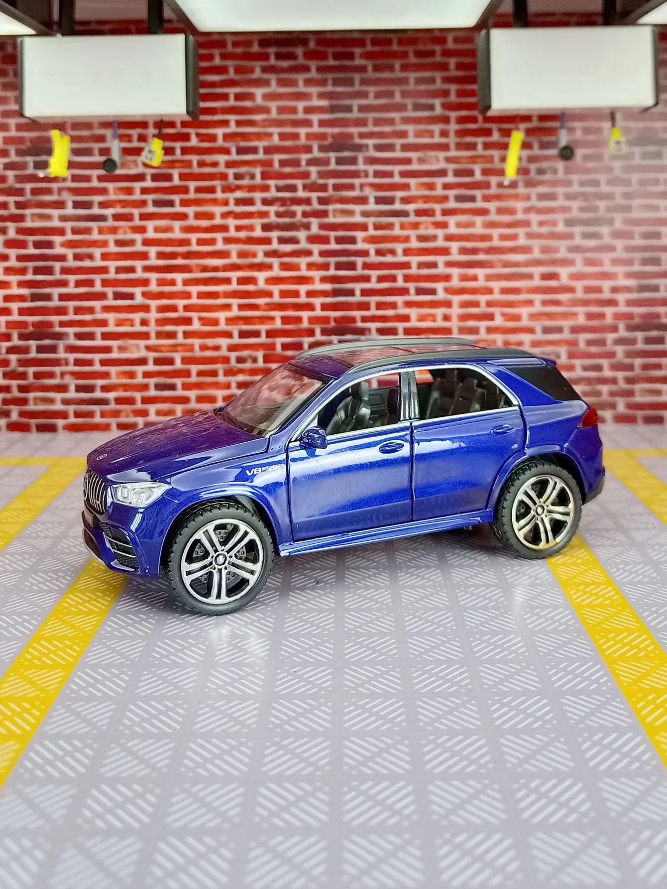

1:32 GLE 63S alloy off-road vehicle model car ornaments collection the doors on both sides can be opened fine workmanship