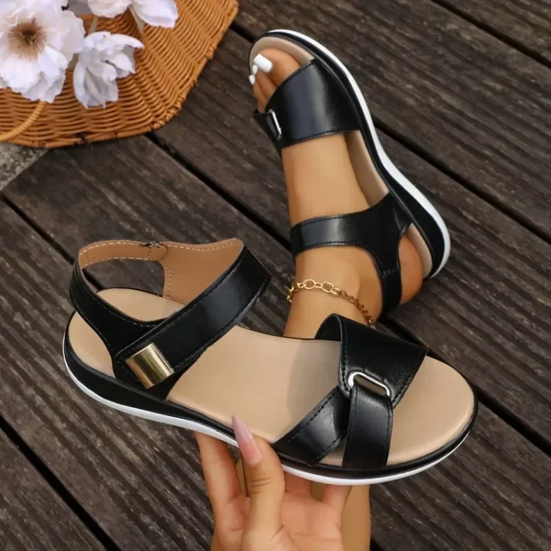 2026 Damen Sommer Flache Sandalen Mode Metallschnallen-Riemensandalen Runde Zehen Offene Zehen Lässige Bequeme Strand-Römersandalen für Frauen
