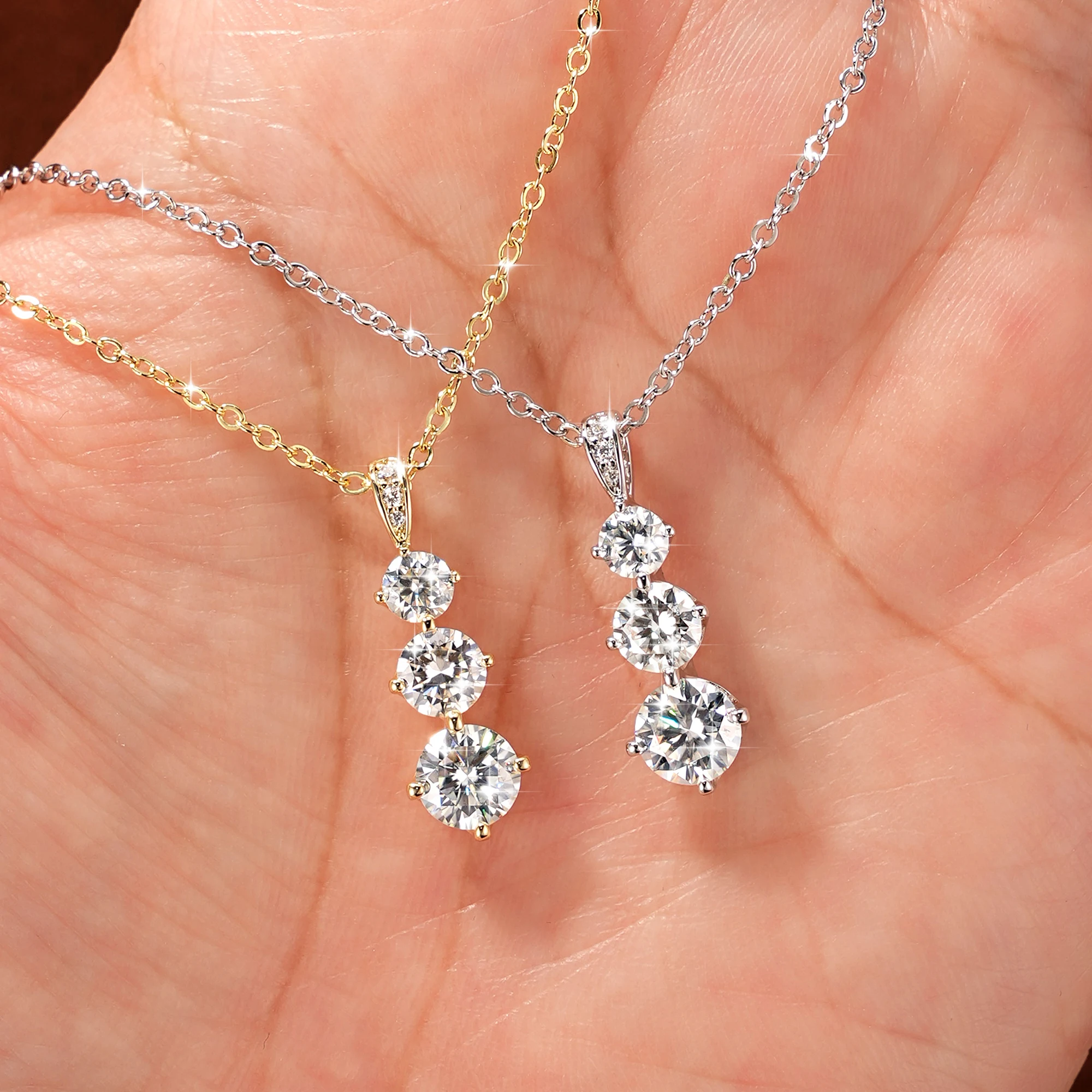 Abestecom Halskette mit drei Steinen und Kronenanhänger, 6 mm, rund, VVS1, D-Farbe, Moissanit-Halsketten, Damenschmuck, feines Geschenk-Accessoire – Detail 3