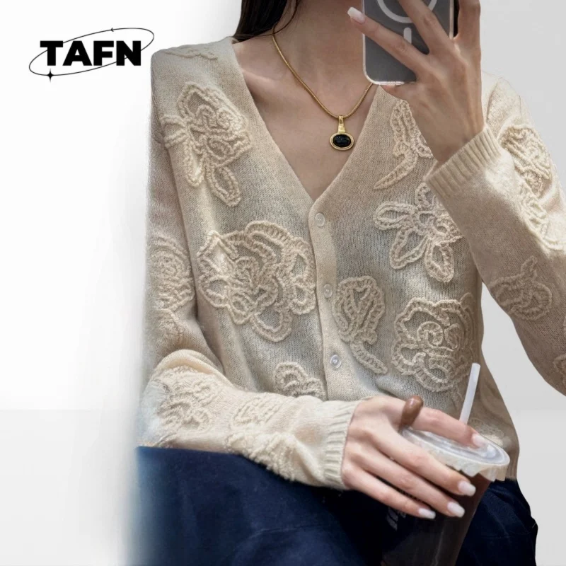 25 人気のヨーロッパとアメリカンスタイルのウール暖かい宴会高級女性のセーターフラワープリントハイエンド気質 A25065