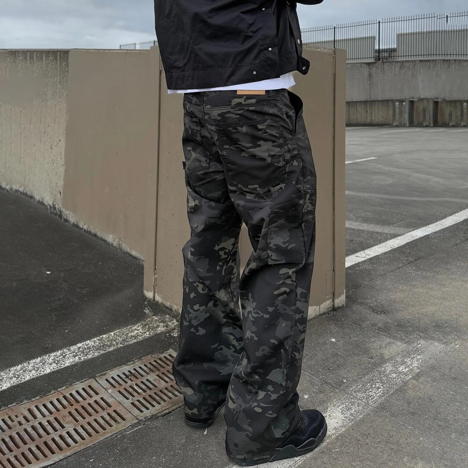 Celana Kargo Kamuflase untuk Pria Celana Kaki Lebar Longgar Kasual Modis dengan Saku