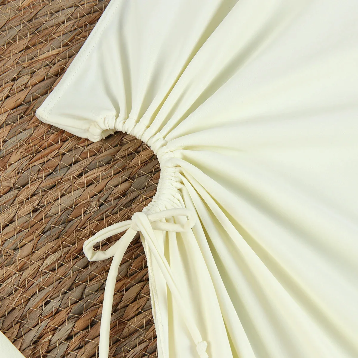 بيكيني مثير أبيض صغير ثونغ ملابس سباحة نسائية 2025 ملابس سباحة جديدة بأكمام طويلة ملابس شاطئ بكيني للسيدات