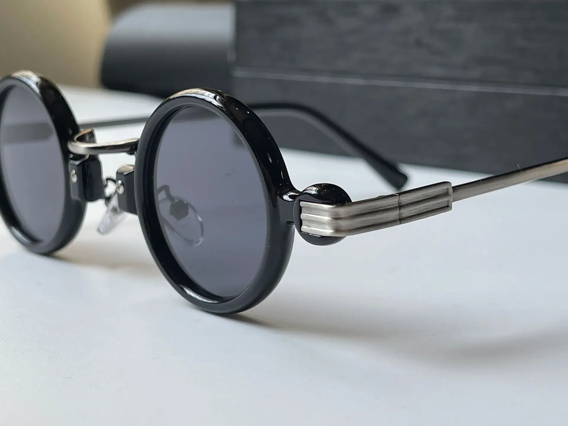 

Fashion Metal Frame Small Round Sunglasses UV400 Protection Punk Shades Driving Sun Glasses for Women & Men Gafas De Sol Hombre