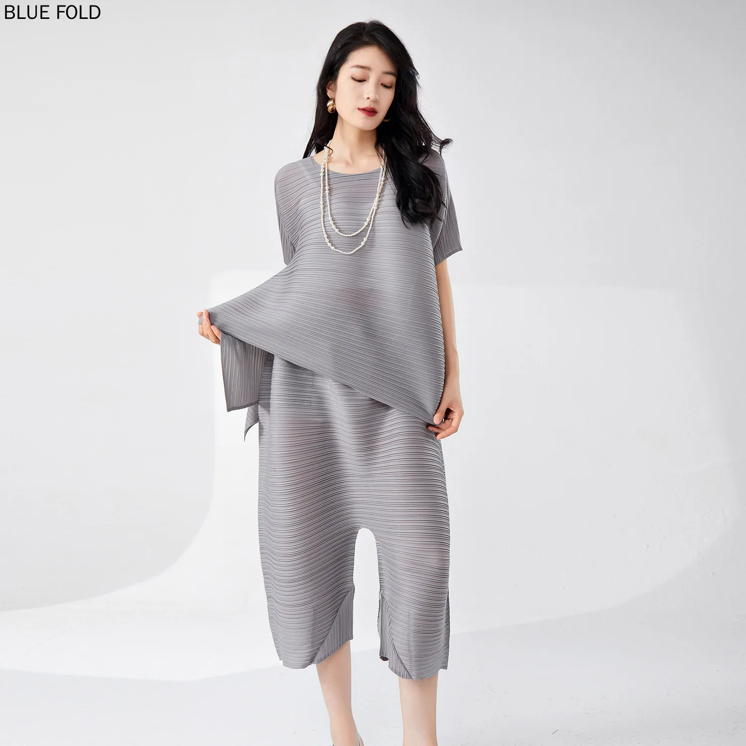 Miyake Suit for Women Short-Sleeved T-shirt Casual Five-point Pants Loose Large Size Irregular, Two-Piece Set, Spring and Summer