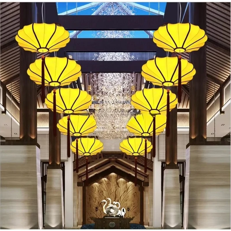 吊り下げられた照明付きの布製ランタン