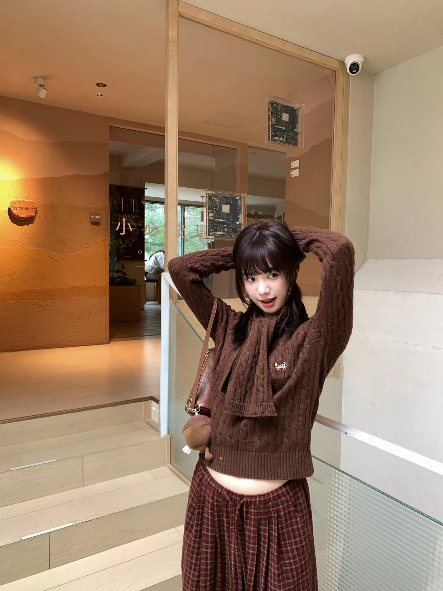 

Свитер свободного кроя из смесовой шерсти с вышивкой и узором косы, с длинными рукавами и круглым вырезом