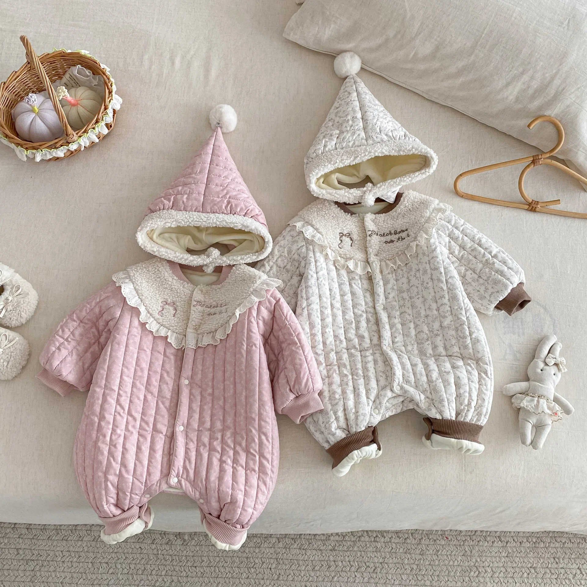 

Новинка 2023 года, зимняя одежда для маленьких девочек, комбинезон с цветочным принтом, съемная шапка, утолщенный комбинезон с хлопковой подкладкой для маленьких девочек от 6 до 24 месяцев