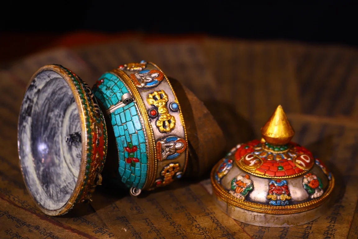 

6"Old Xizang Folk Collection Old Bronze Painted Mosaic Gem Turquoise Vajra Sakyamuni Buddha Pattern Prayer Wheel Old Scriptures