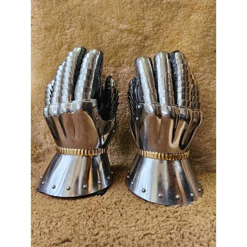 

European medieval armor, scales refer to hourglass iron hands, plate armor steel wrist guards can be worn