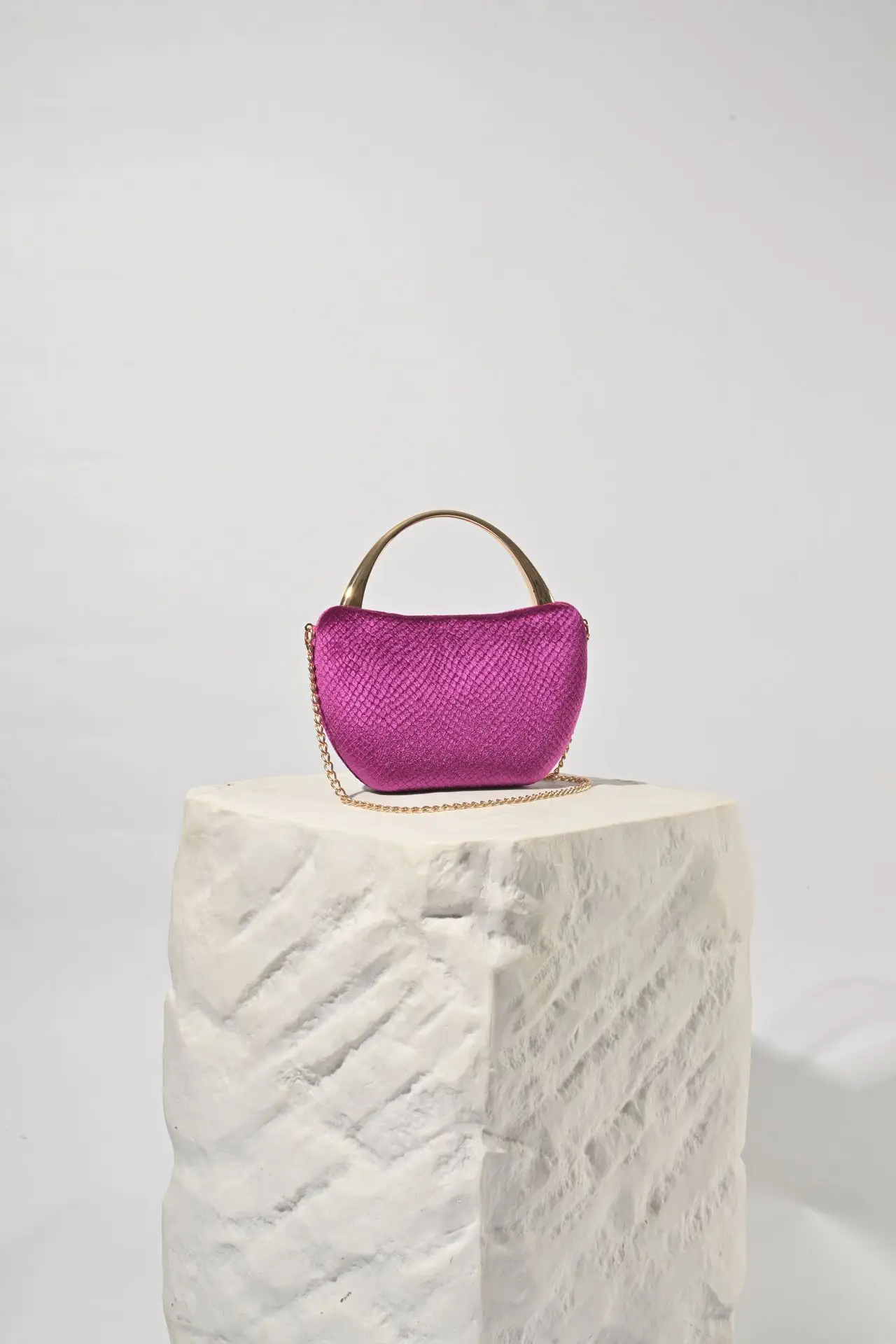 Niche woven texture handbag 2026 new casual retro messenger bag versatile large capacity shoulder bag