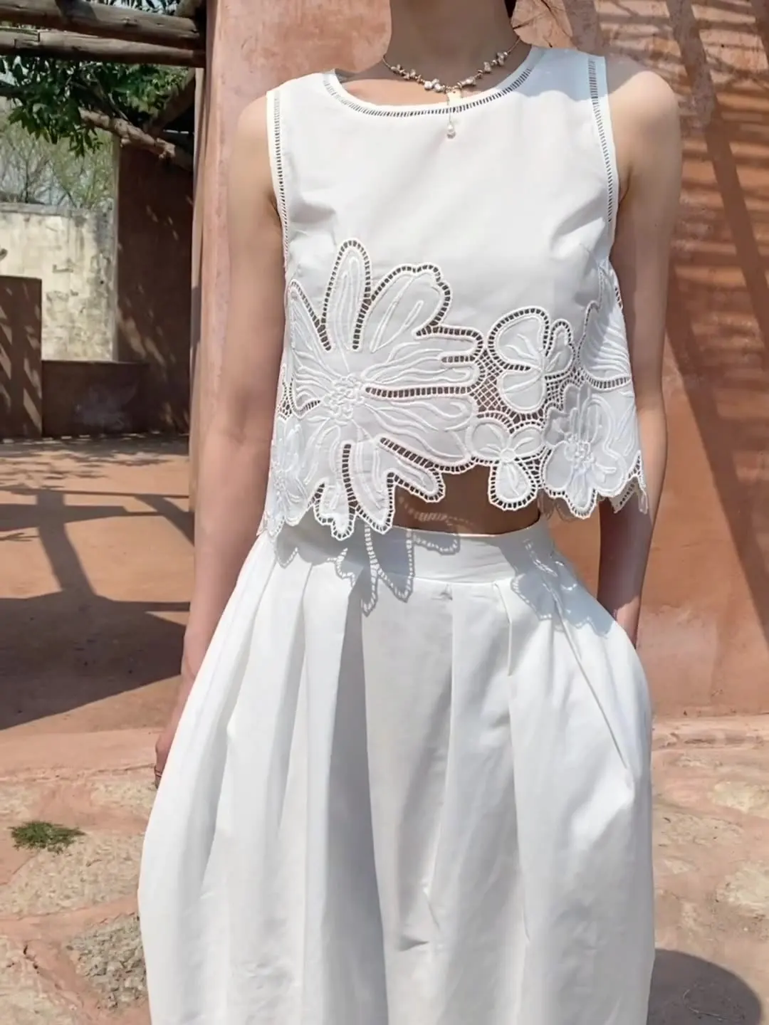 

Комплект из жилета и длинной юбки с вышивкой в стиле ретро белого цвета с круглым носком для летнего модного наряда молодых женщин