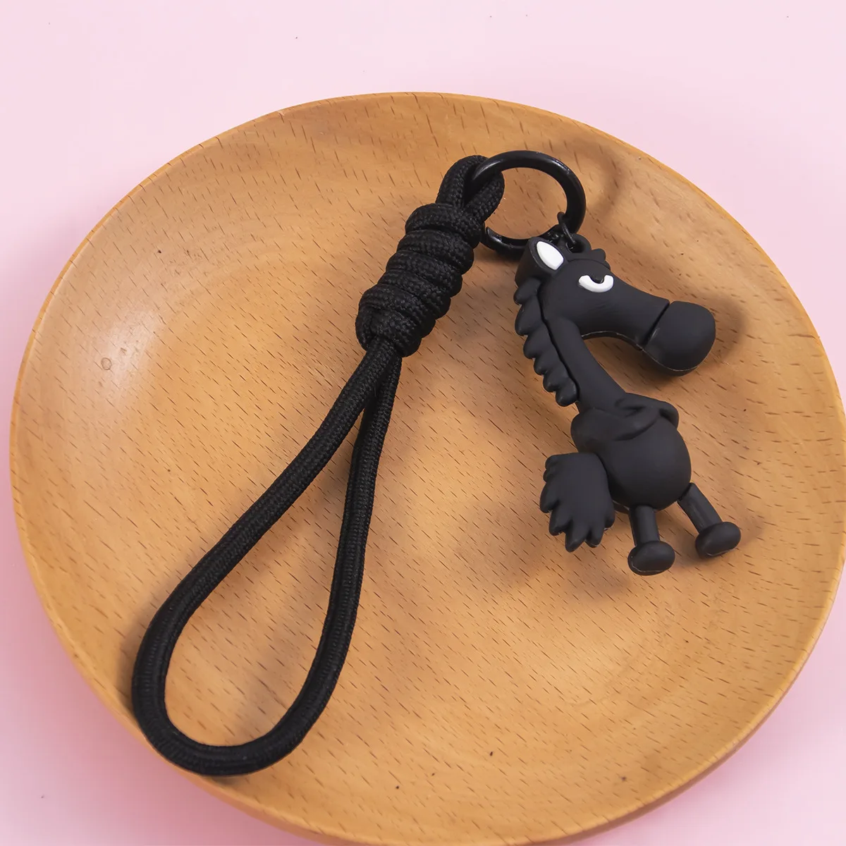 أسود لينة المطاط الحصان المفاتيح حقيبة الظهر قلادة الديكور 2026 سنة الحصان هدايا السنة الجديدة للبنين بنات