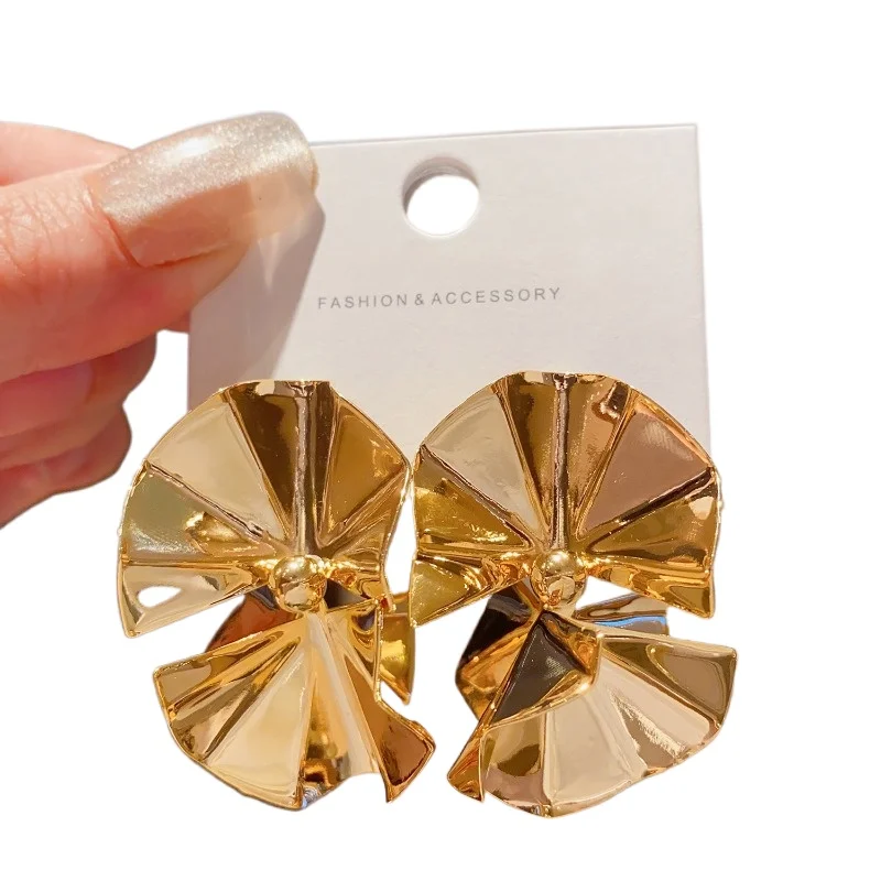 

Европейские и американские ретро металлические геометрические серьги неправильной формы, дизайн, чувство темперамента, преувеличенные шпильки, легкие роскошные серьги