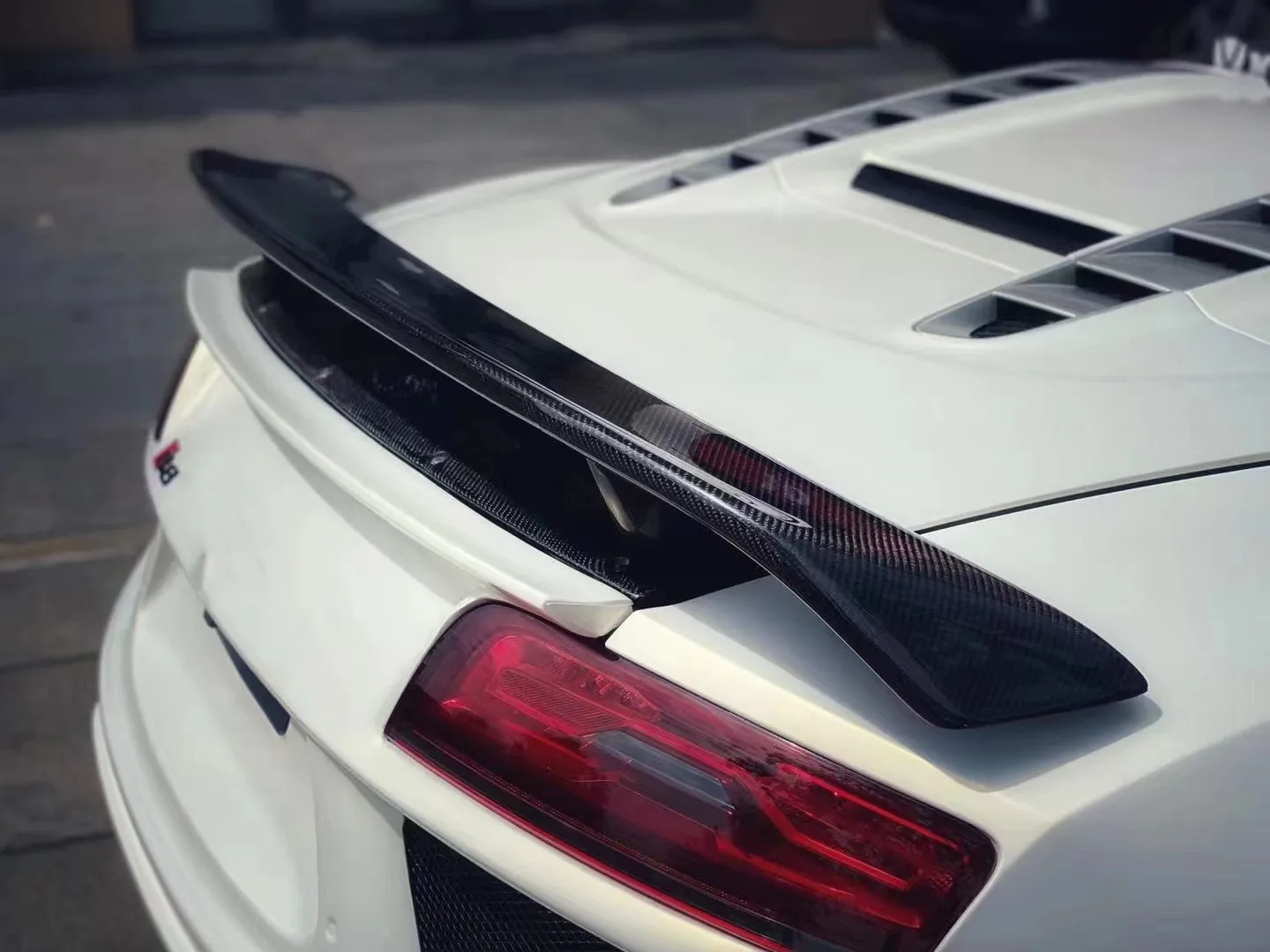 

suitable for suitable for R8 GT Style Carbon Fiber Trunk Spoiler Body Kit for Audi R8 V8 V10 2007 - 2016 Racing Look