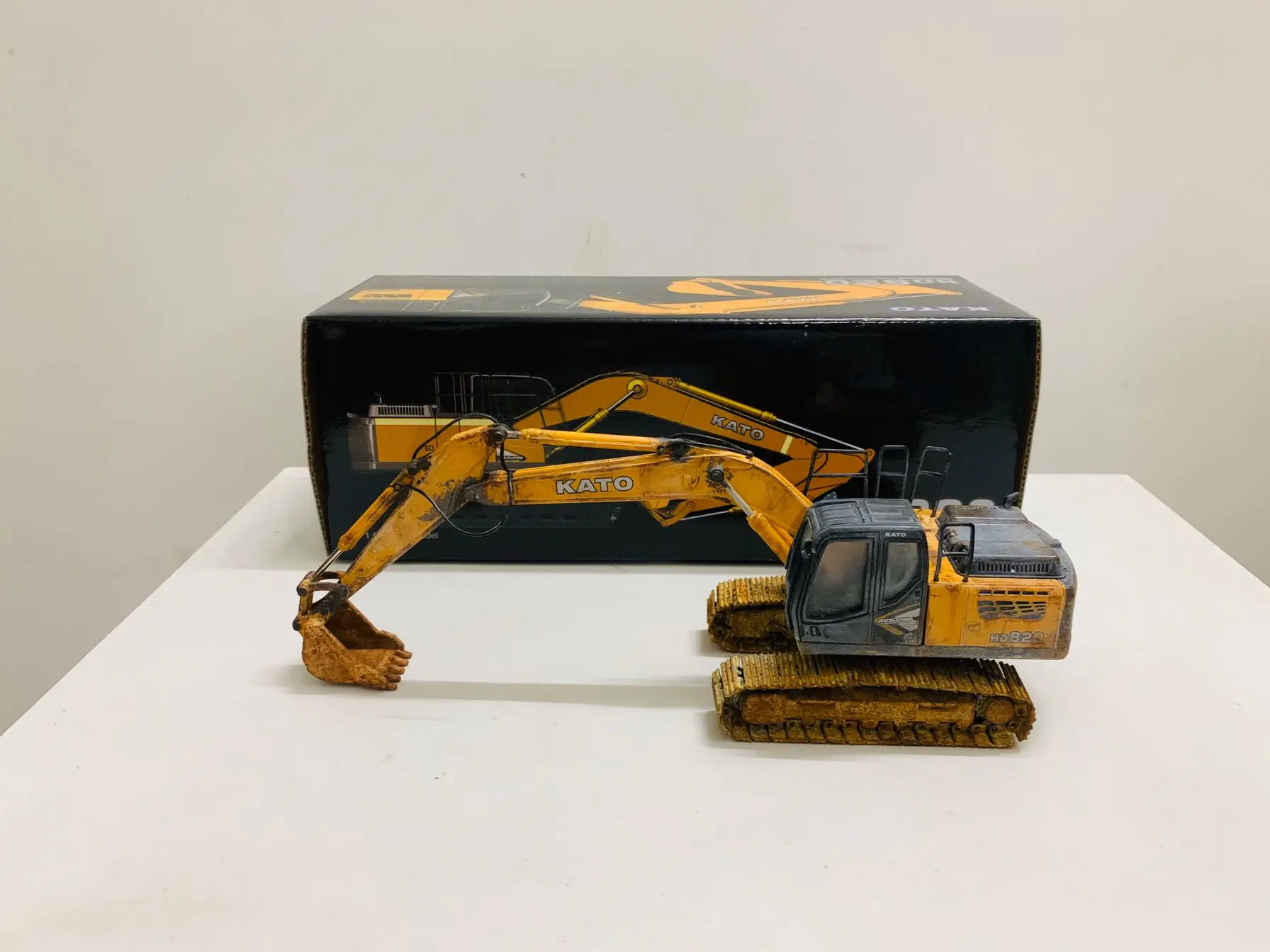 

1:50 Scale DieCast Model HD820 Regzam Hydraulic Excavator Muddy Edition New in Box