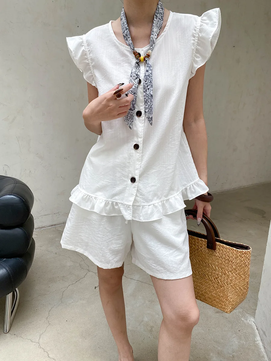 Sommerliches Damen-Set: Einfarbiges, ärmelloses Shirt mit Fungus-Edge-Details und kurzen Ärmeln sowie Shorts mit Kordelzug. – Detail 27