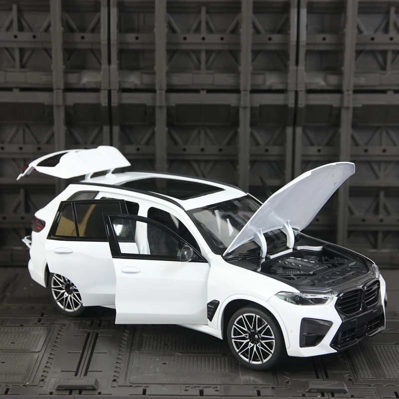 

Модель автомобиля BMW X5M из сплава металла в масштабе 1:18, двери, передний капот и багажник открываются, детализированы, тонкая работа.