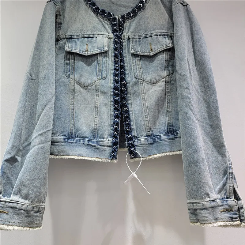 

Vintage-Inspired Denim Jacket: Cropped, round-neck design with a flattering fit. European elegance for 2025.