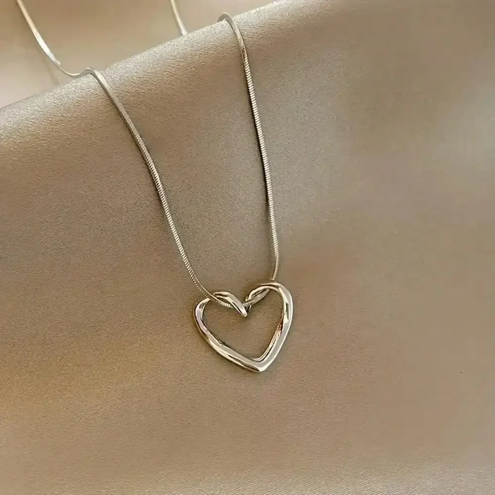 1pc Delicate Hollow Heart-Shaped Pendant Necklace, Minimalist Collarbone Necklace, Perfect Gift For Girls