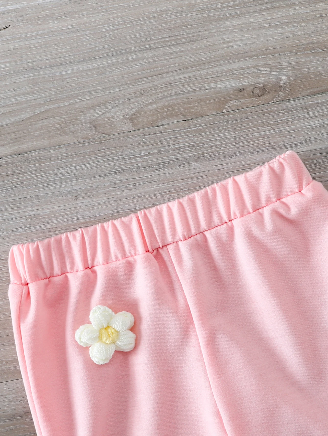 【طقم مكون من قطعتين للربيع والخريف للفتيات الصغيرات】زي ديكور على شكل زهرة حلوة: بلوزة مطلية باللون الأبيض والوردي + بنطال وردي واسع. تتميز دمية #3