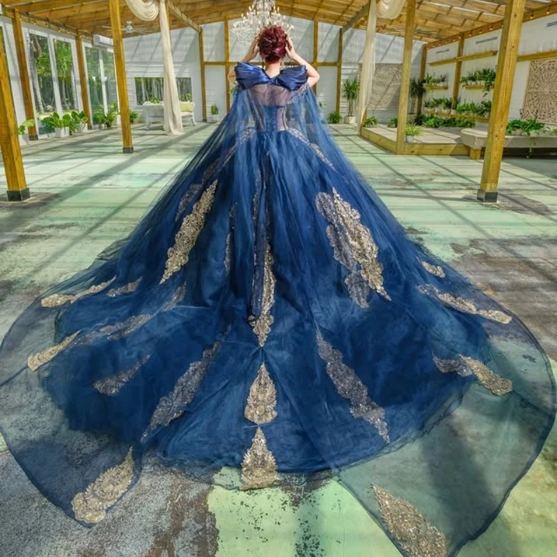 Maßgeschneiderte blaue Quinceanera-Kleider aus der Schulter, goldene Pailletten-Applikation, Kristallspitze, langer Schwanz, Vestido De 15 Quinceanera