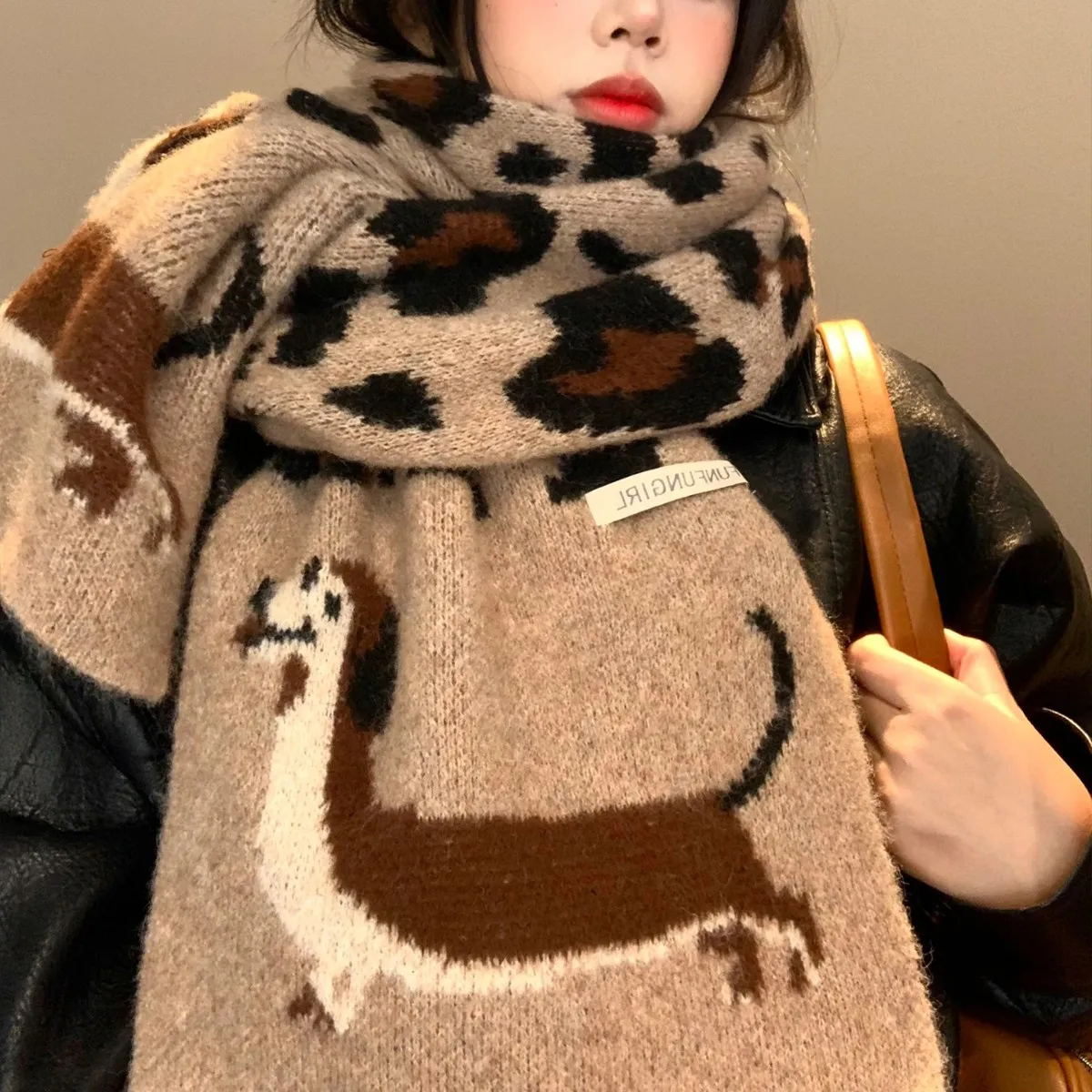 

2025Зимний новый двухсторонний кашемировый женский шарф с леопардовым узором и колбасной собакой, теплая атмосфера, морозостойкая шаль