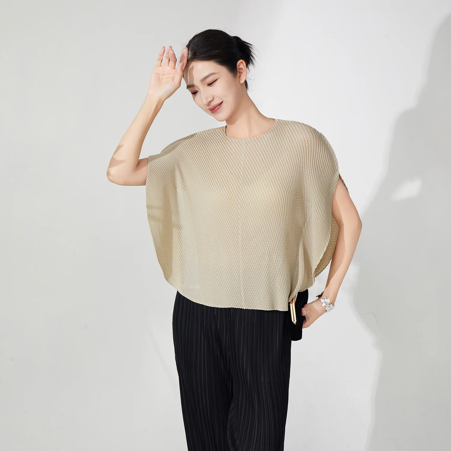 Plisowana damska koszulka T-shirt Jednolity kolor Okrągły dekolt Nieregularny krój Luźna Elastyczna Codzienna Elegancka Damska Bluzka Nowość Lato 2025