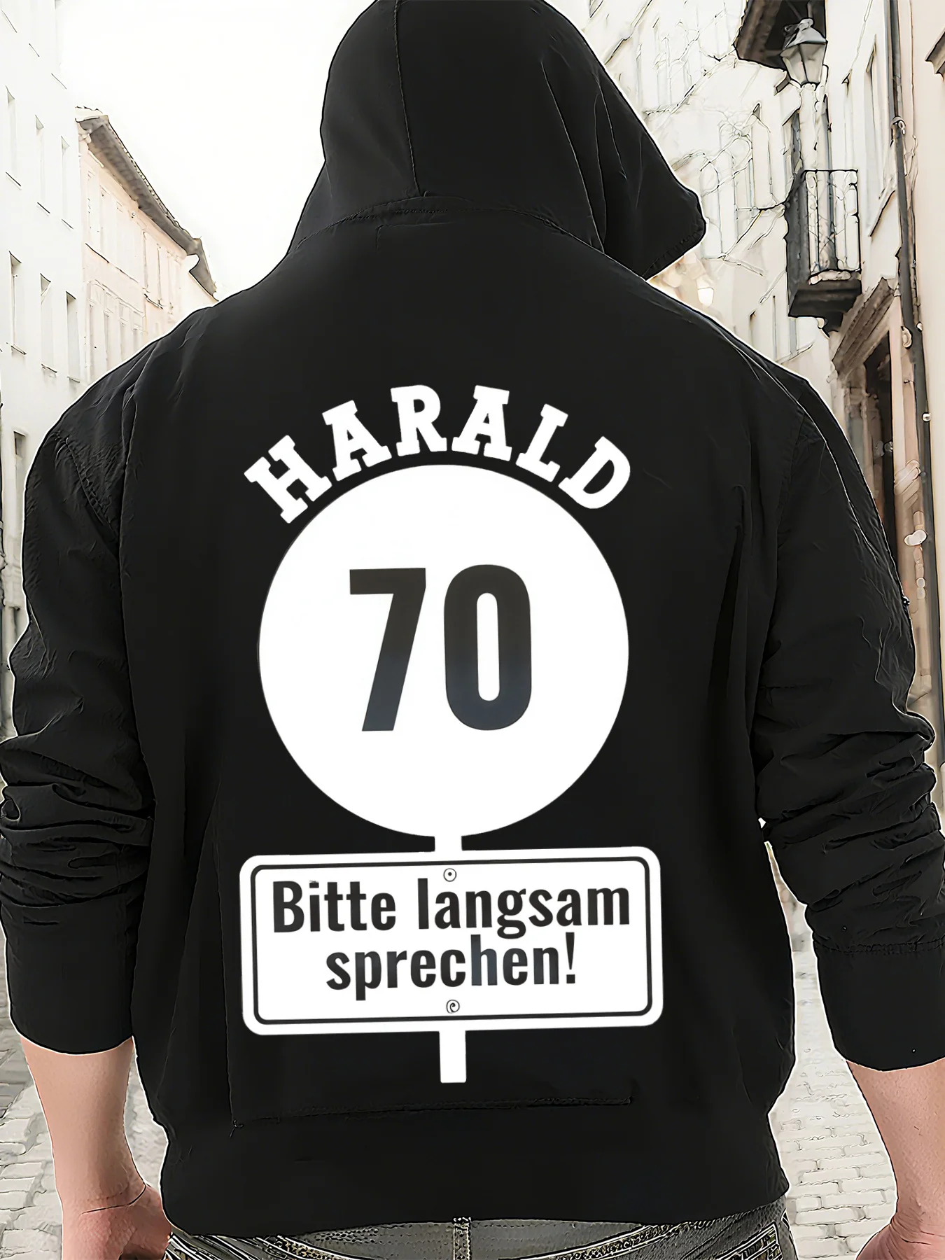 

Men's casual hooded sweatshirt. Regular fit, slightly stretchy fabric. A comfortable and well-fitting hoodie.