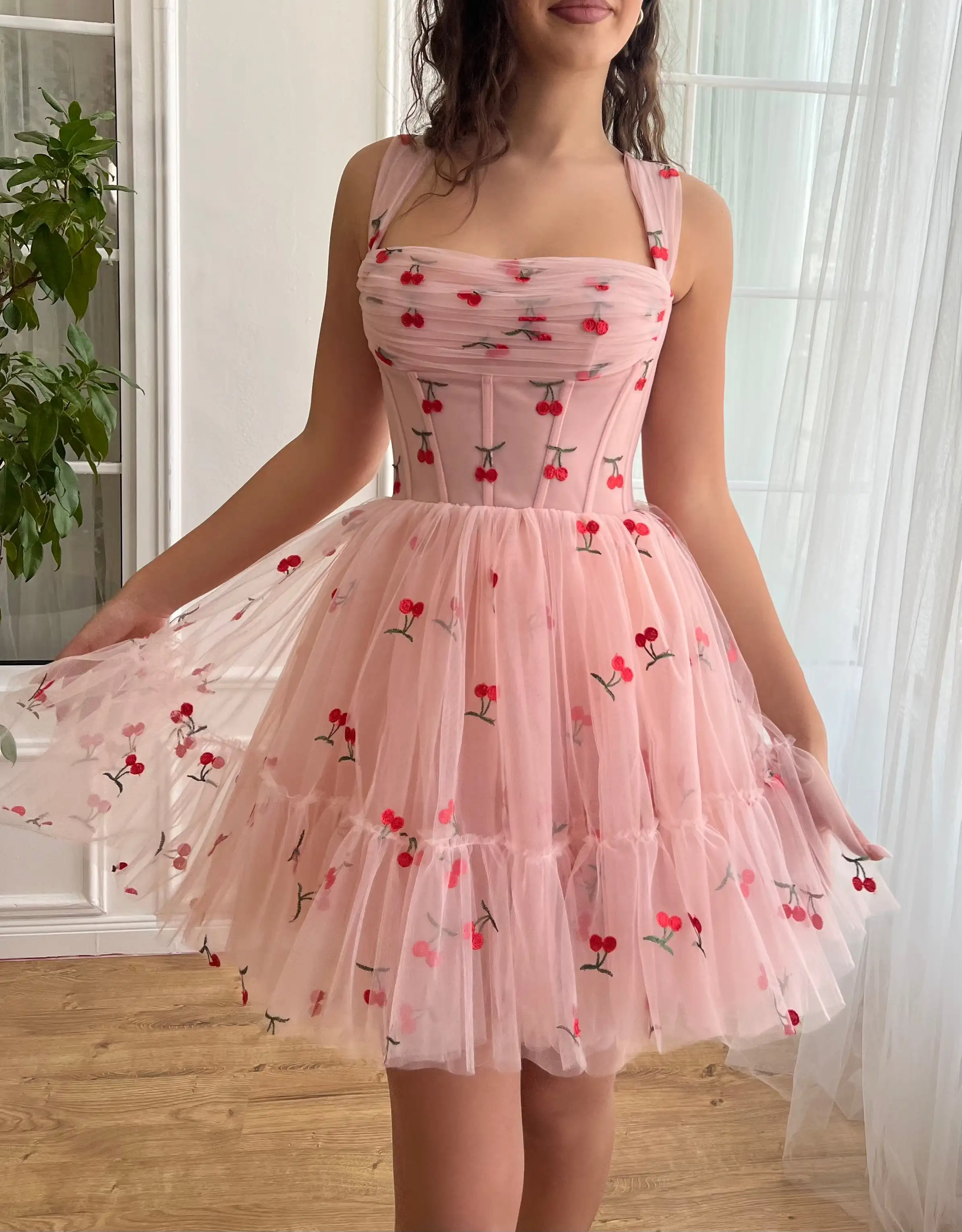 

Cherry Embroidery Cute Prom Dresses Girl's Homecoming Dress Spaghetti Straps Pleats Backless Mini Family Gathering Party Gowns
