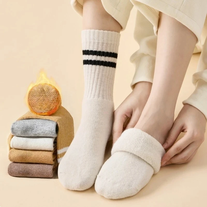 Winter Warme Frauen Socken Verdicken Thermische Socken Wolle Kaschmir Schwarz Weiß Streifen Schnee Socke Samt Unisex Boden Schlaf Socken Strumpfwaren