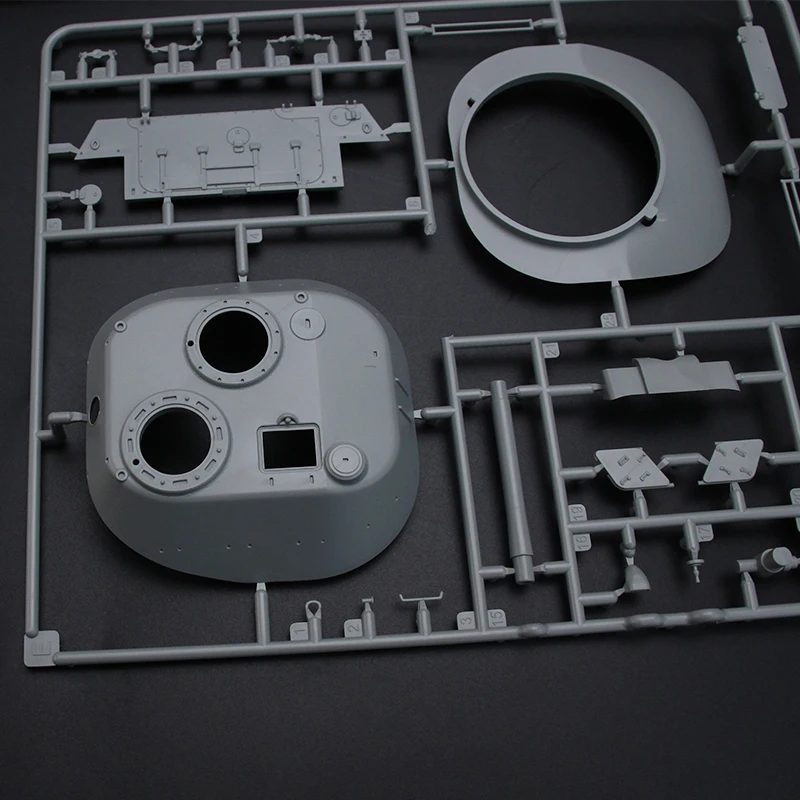 Amusing Hobby 35A055 RU251 1/35 Ru251 Spähpanzer Tank Scale Model Kit