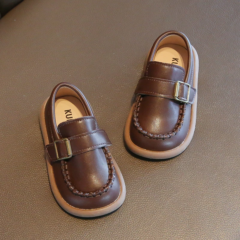 2025 NIEUW Vrije tijd leren schoenen met ronde kop Zachte zolen voor kinderen Lente Nieuwe jongens en meisjes Veelzijdige en elegante enkele schoenen