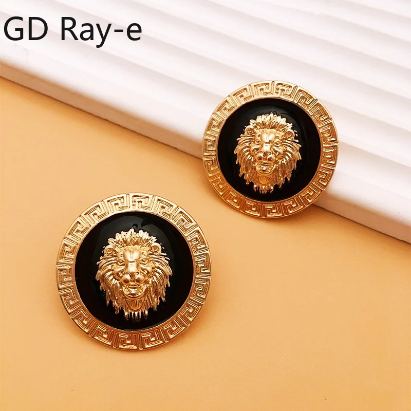 Pendiente de cabeza de león de Metal Gótico para mujer, colgante de Animal esmaltado colorido, pendiente de tuerca con letras, joyería al por mayor