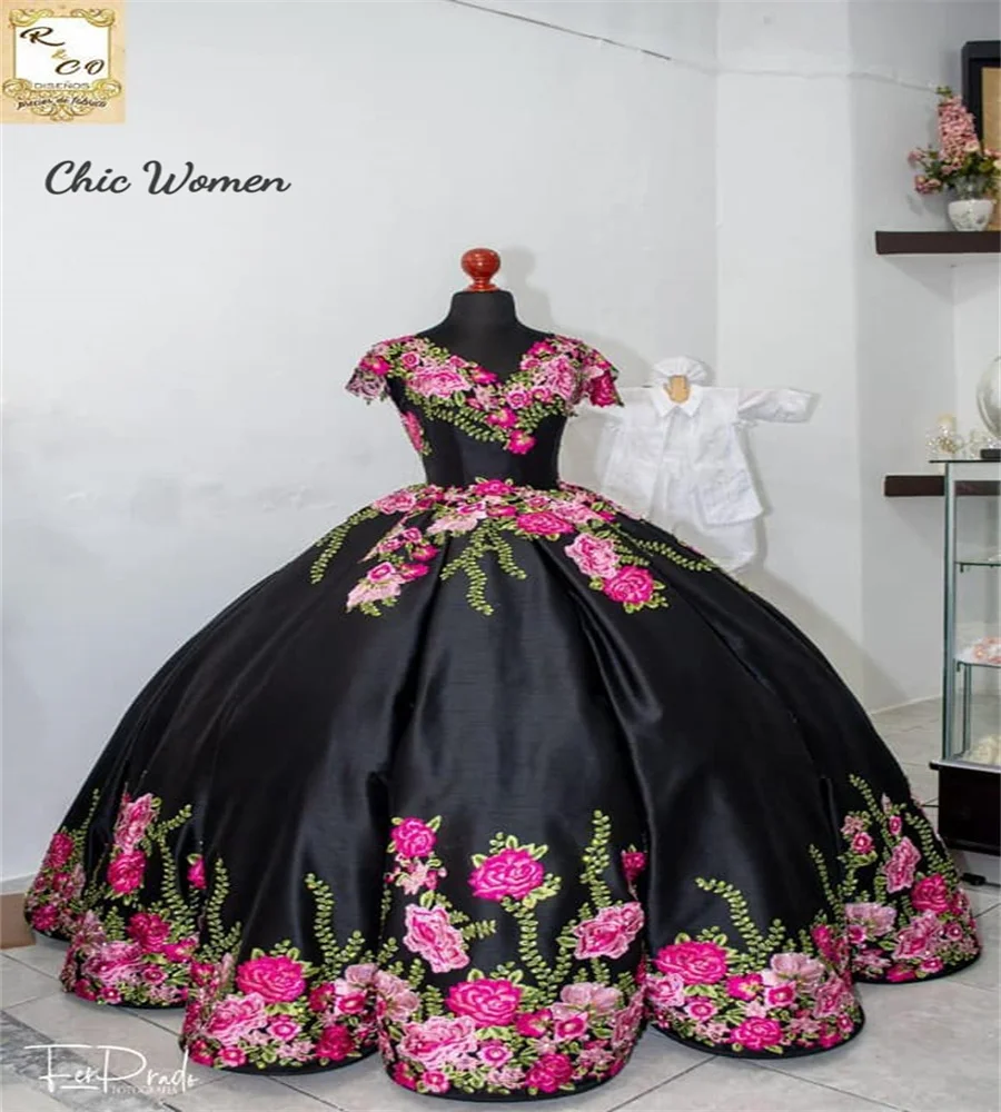 Black Mexican Quinceanera Dresses 2023 With Rose Flower Pattern Appliques Lace Goth Sweet 15 Party Gowns Vintage Corset Prom