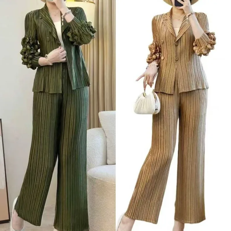 

Плиссированный брючный костюм Miyake, футболка с вышивкой 2025 + прямые брюки, осенний дизайн, утягивающий плиссе, комплект из 2 предметов для женщин