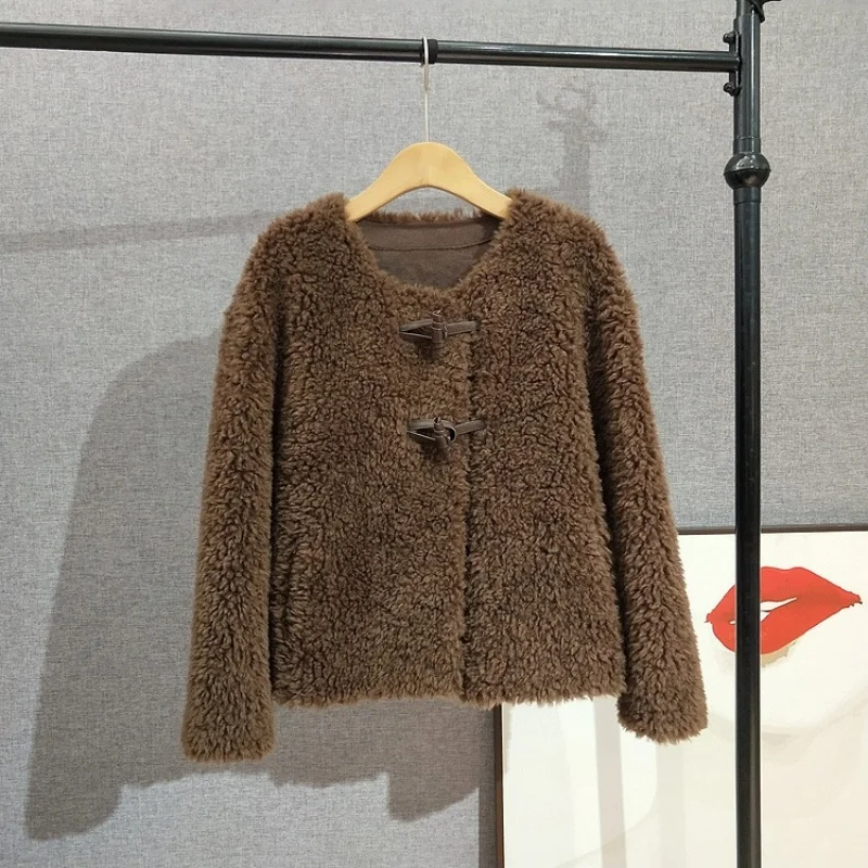 2025 نمط جديد زر جولة الرقبة فرو الضأن معطف جلد المرأة الأغنام شيرلينغ سترة قصيرة JT521