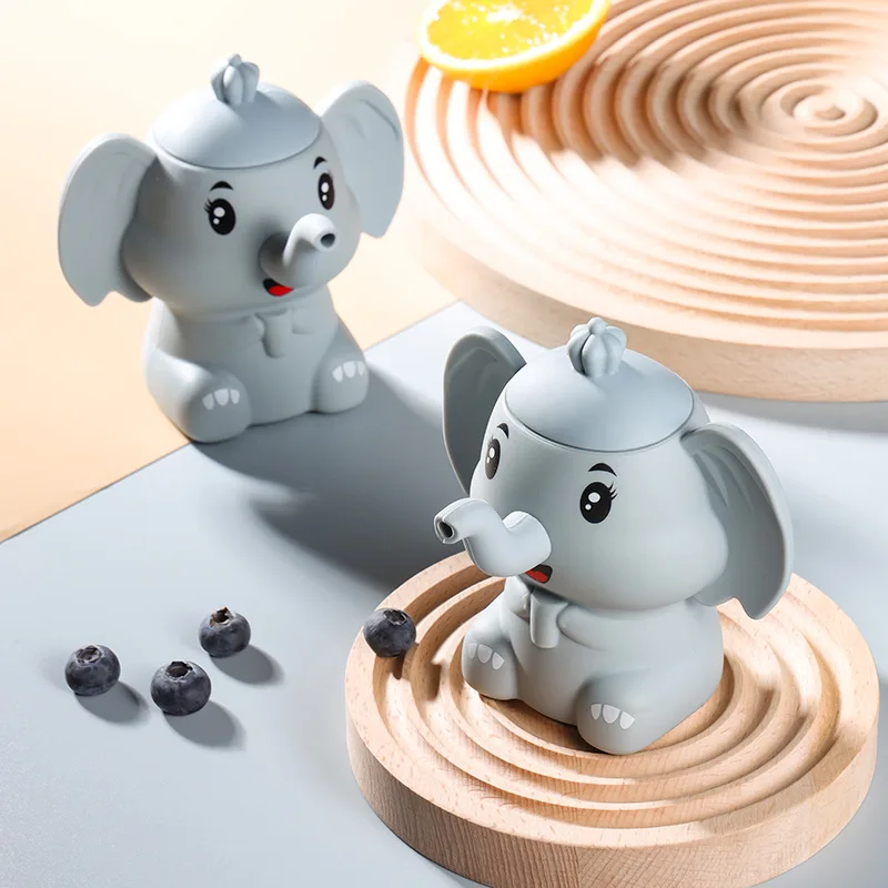 

Мультяшная милая пищевая силиконовая чашка в форме слона для детских напитков с ручкой в виде слоновьих ушей и соломинкой для носа 160 мл против падения