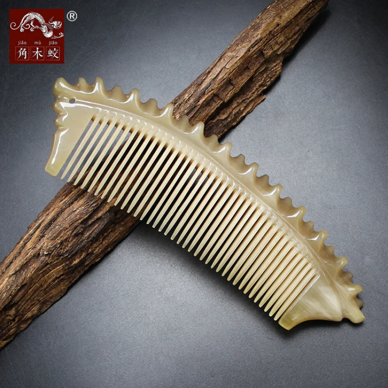 

Резная массажная расческа из рога