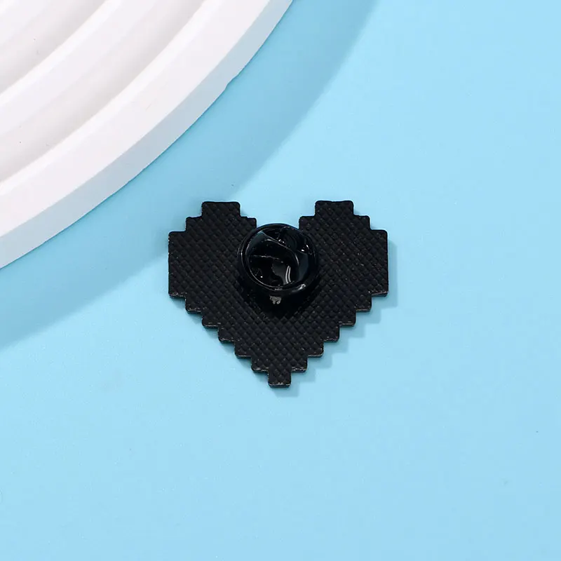 Romantic Rainbow Plaid Heart Shaped Enamel Brooches Pretty LGBT Multicolour Pins For LGBTQ Badge Gift Sign