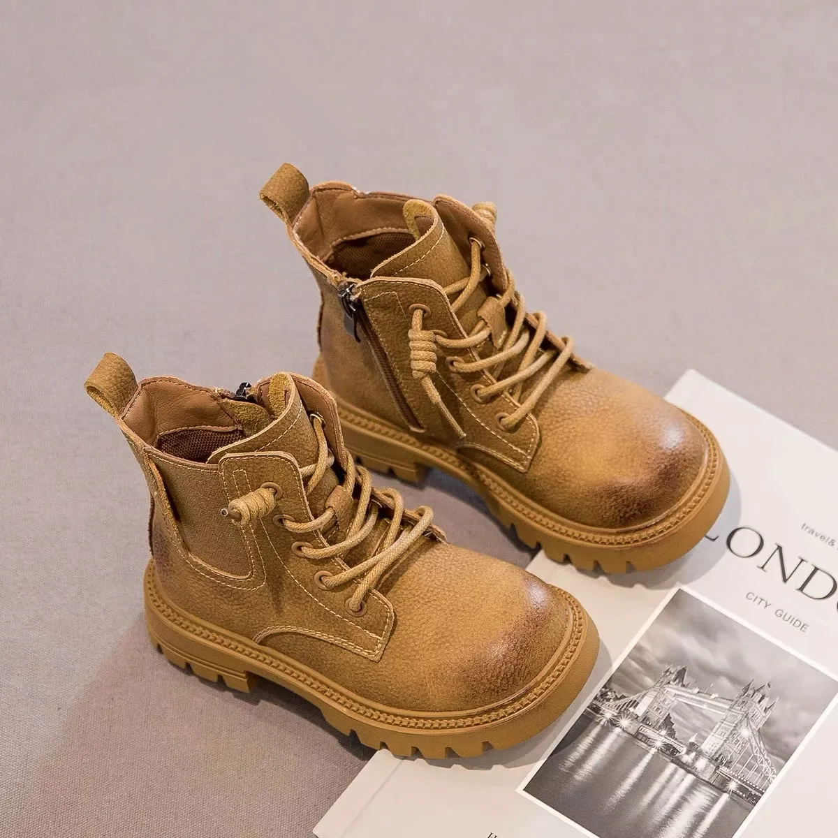 Nowe zimowe ciepłe śniegowce dziecięce, modne długie aksamitne buty Martin dla chłopców i dziewcząt, antypoślizgowe